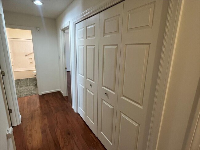 Building Photo - 972 Bridgegate Dr NE