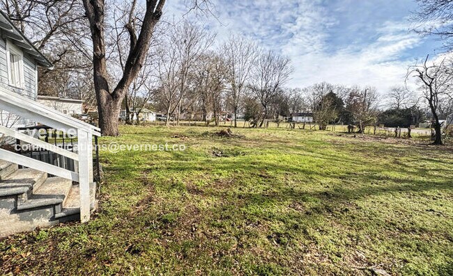 Building Photo - 3 Bed, 1 Bath Home with Off-Street Parking / Pet-Friendly / Available Now!