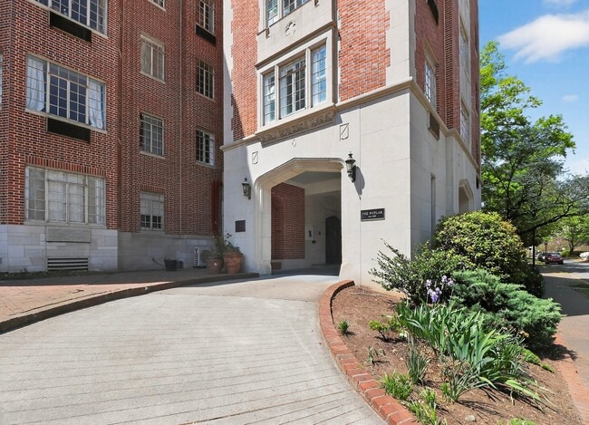 Building Photo - Absolutely stunning penthouse level unit in the historic Poplar building in Charlotte's tree line...