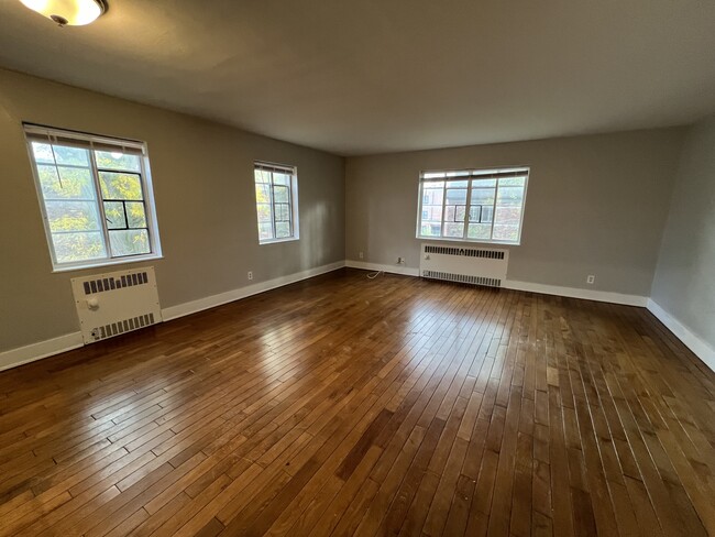 Building Photo - Canterbury Court Apartments