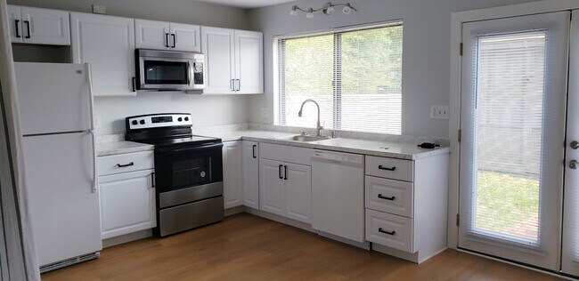 Building Photo - 97 Woodlake Dr