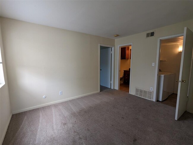 Building Photo - 7431 Holly Hill Dr