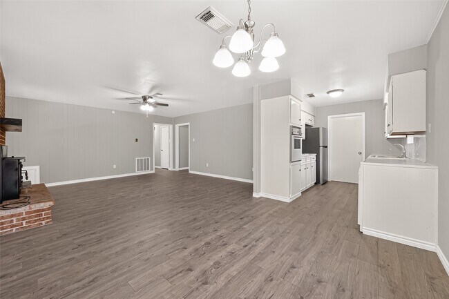 Building Photo - 611 Dogwood Trail