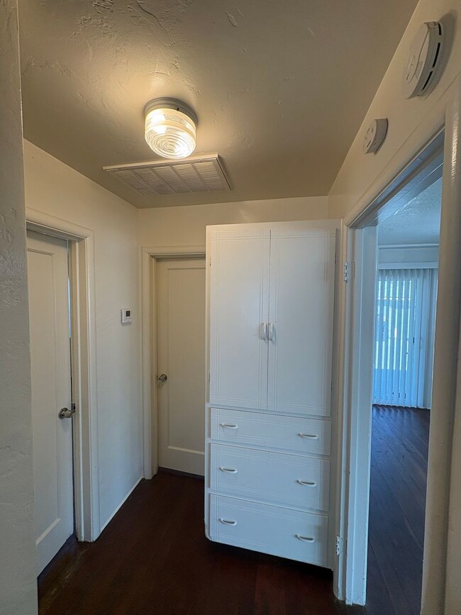 Building Photo - Cozy Home On Spacious Lot near Ballpark Rent Ready!