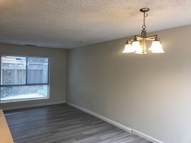 Building Photo - Charming and Conveniently Located Townhome...