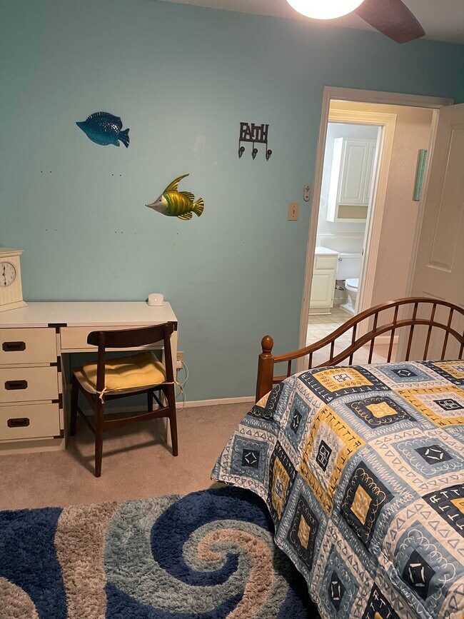 Bright and cheery queen size bed with desk - 2931 Valley Rose Dr