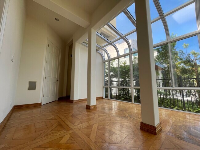 Building Photo - 623 Palisades Ave