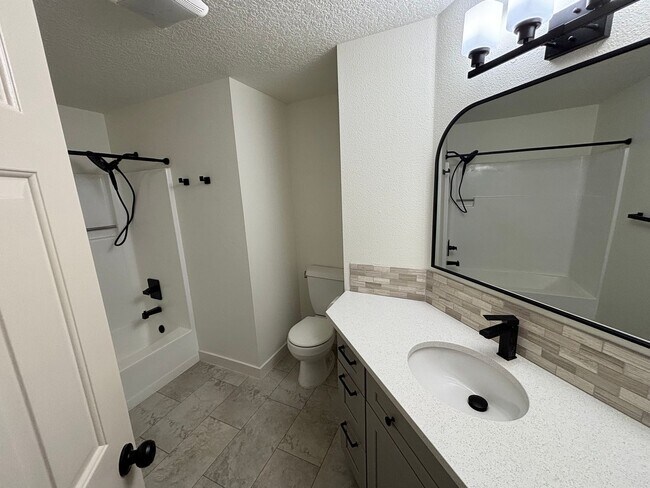 Building Photo - Freshly Updated Troutdale Gem with Enterta...