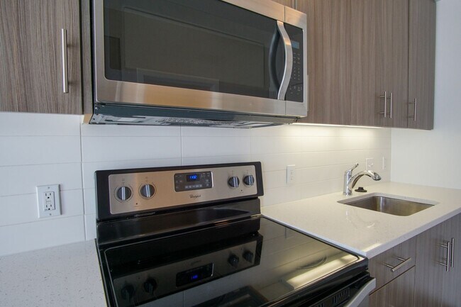 Building Photo - Fabulous Top Floor Sellwood 1-Bedroom with Condo-Grade Finishes!