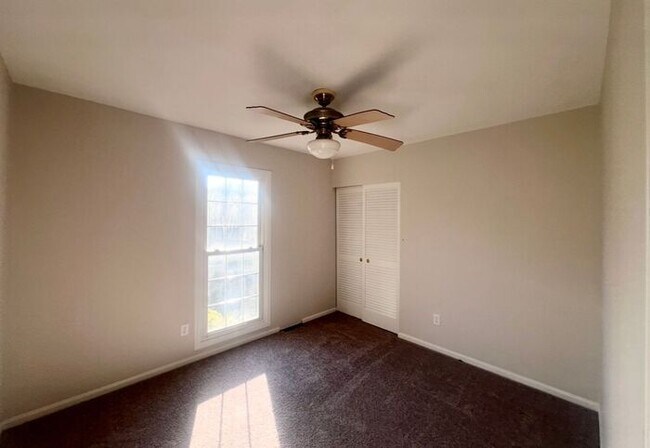 Building Photo - Brick one level home, Live Oak Tree, 3-4 bedrooms, fenced yard, deck.