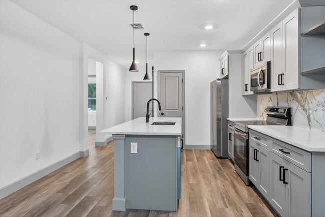Building Photo - 2252 Fernwood St