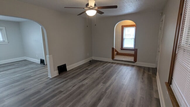 Building Photo - Charming 3-bedroom, 1-bathroom home located in the vibrant city of Akron