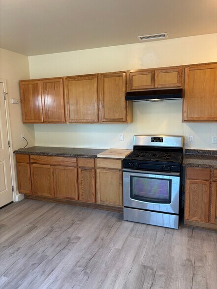 Building Photo - 2020 Tanglewood Dr
