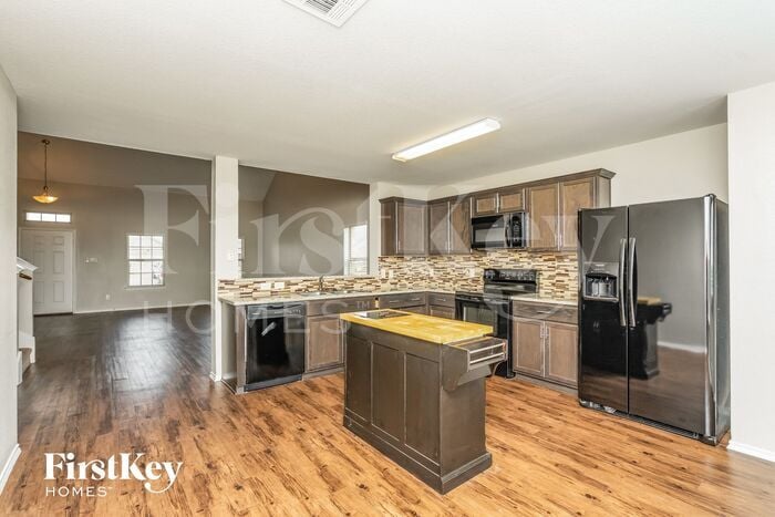 Building Photo - 223 Thoroughbred St