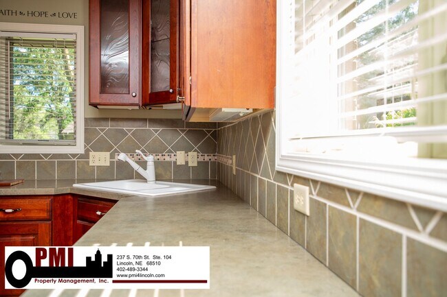 Building Photo - 3 Bedroom and 2 bathroom Colonial Hills House for rent!