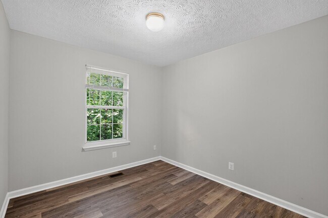 Building Photo - 3 Bedroom End Unit Townhouse