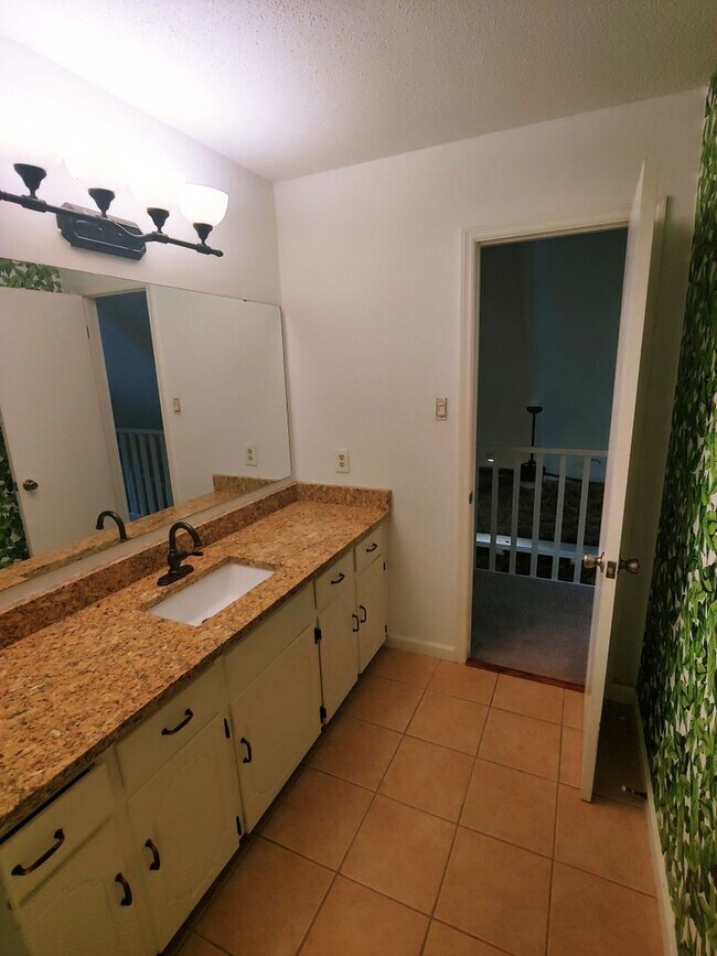 Building Photo - 8 Hickory Ln