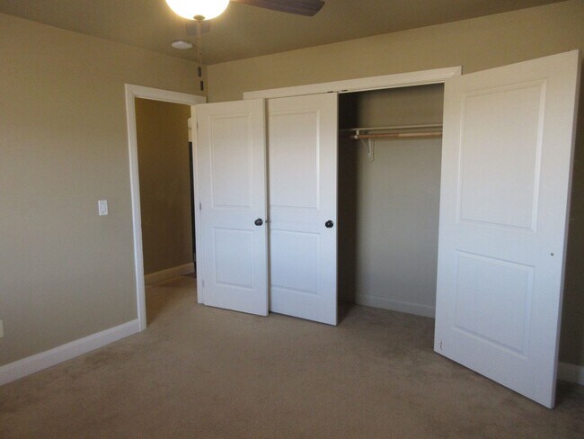 Building Photo - Move-In Bonus!!! 5 bedroom, 3 bath Single Family Home