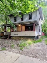 Building Photo - Three bedroom one bathroom single family home for rent