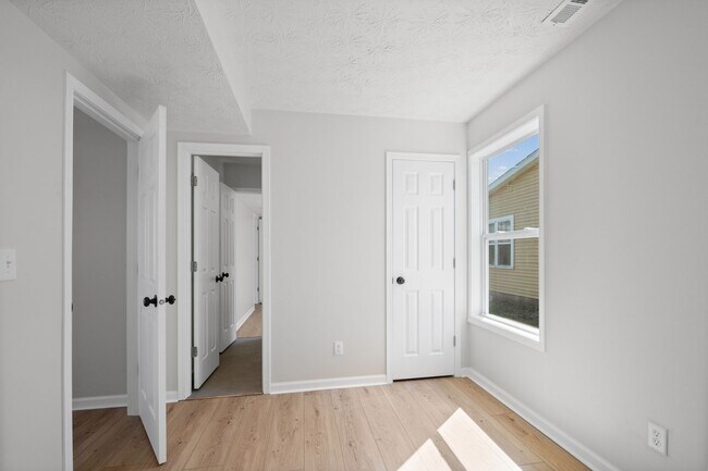 Building Photo - COMPLETELY RENOVATED 4BR HOME - MOVE-IN SPECIAL