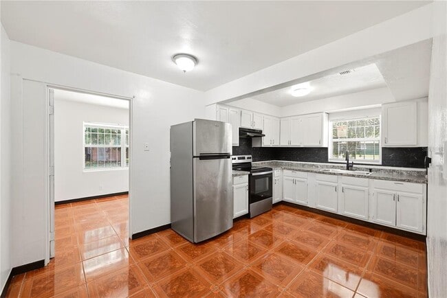 Building Photo - 808 S Ivey Ln