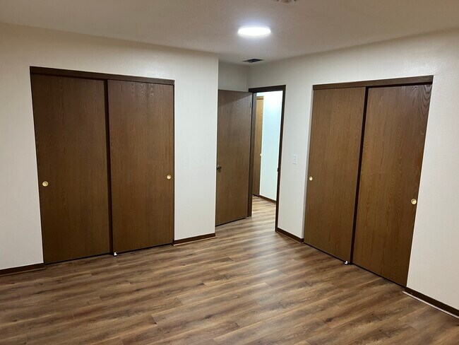 Building Photo - 5552 Cresthaven Ln