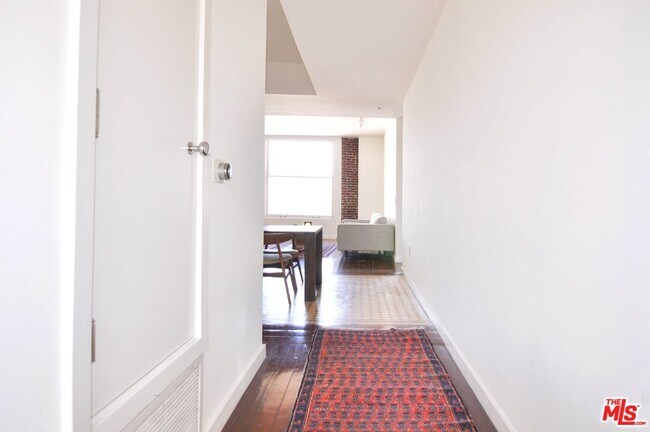 Building Photo - 257 S Spring St