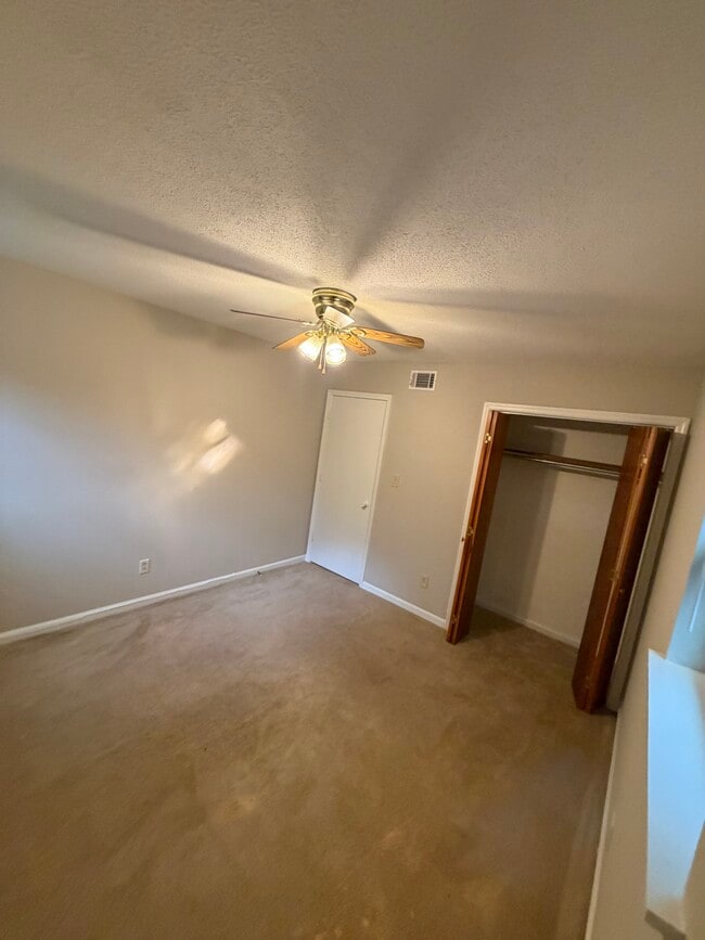 Building Photo - 2713 Fair Oak Ct