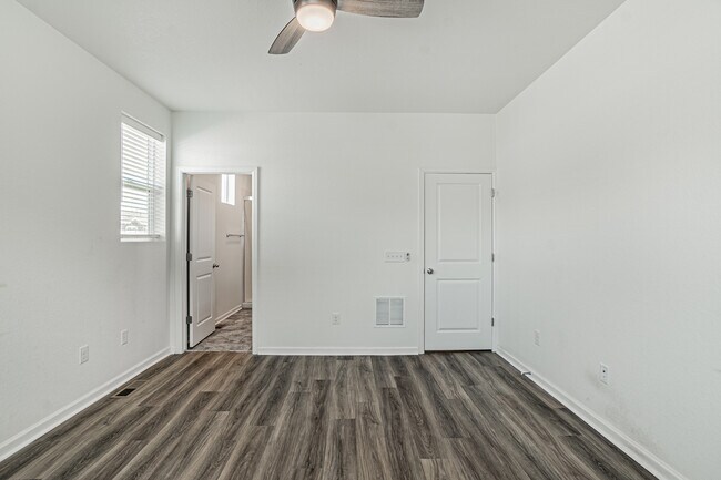 Building Photo - 1047 Oak Cir