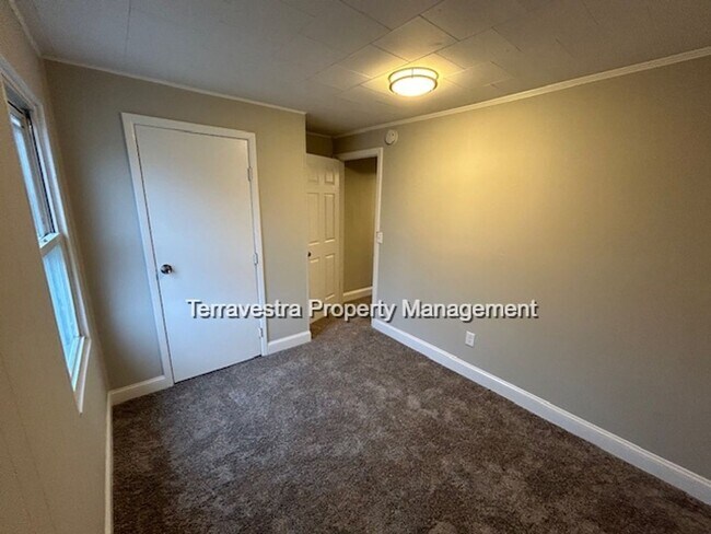 Building Photo - Lovely Renovated 3 Bed with parking! Eligible for $500 Security Deposit.