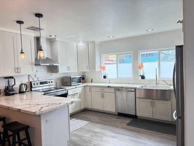 Building Photo - Large 5 Bedroom Home