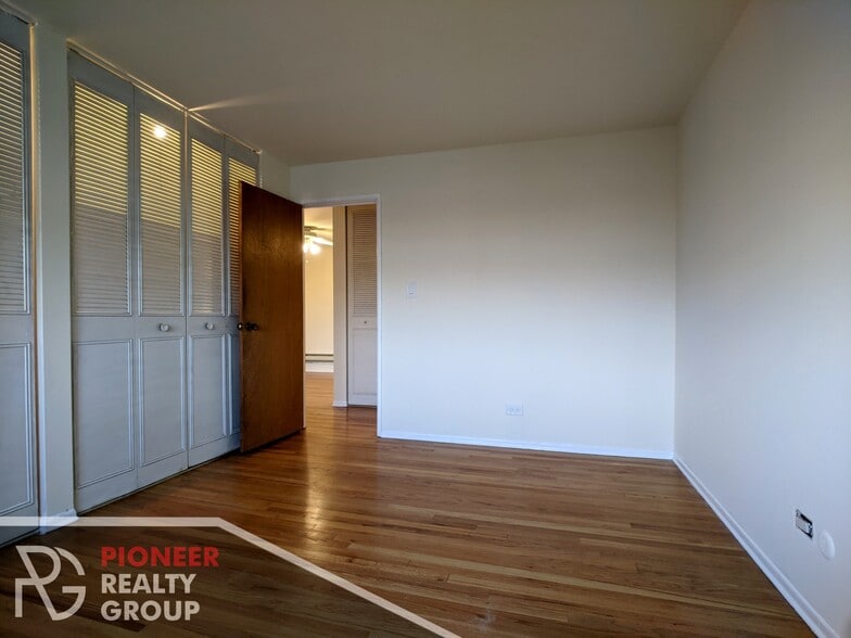 Building Photo - 665 W Wrightwood Ave