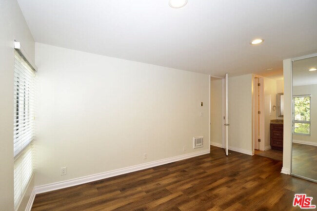 Building Photo - 5950 Canterbury Dr