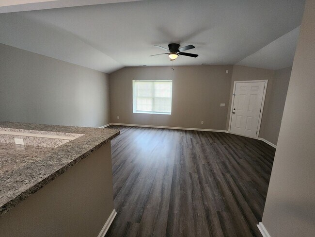 Building Photo - Renovated 2 bedroom 1 bath duplex unit with updated floors, bath, and kitchen!!