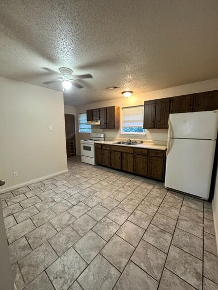Building Photo - 402 Douglas
