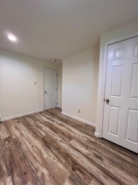 Building Photo - 555 Fort Hill Rd