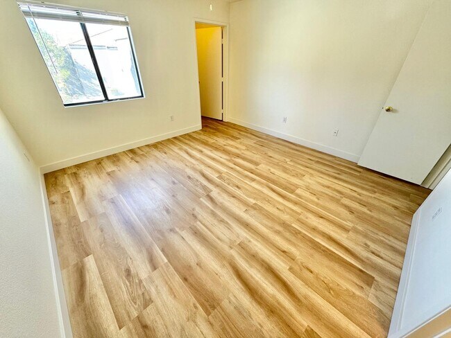 Building Photo - DON'T MISS OUT ON 1 MONTHS RENT FREE: Resort-Style Living in Seven Hills!