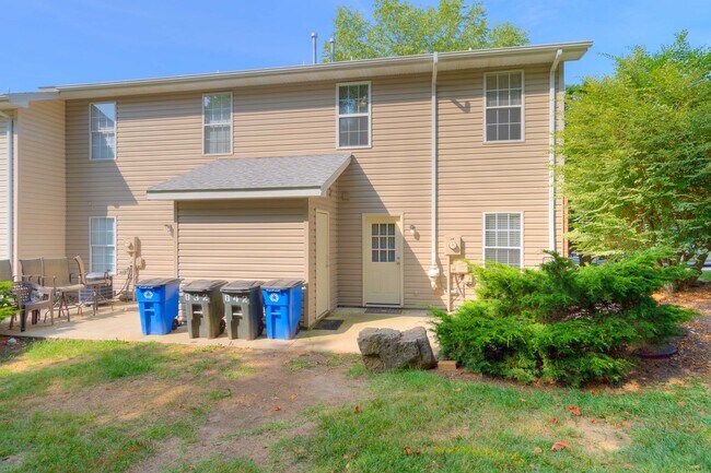 Building Photo - 846 Patrick Henry Dr