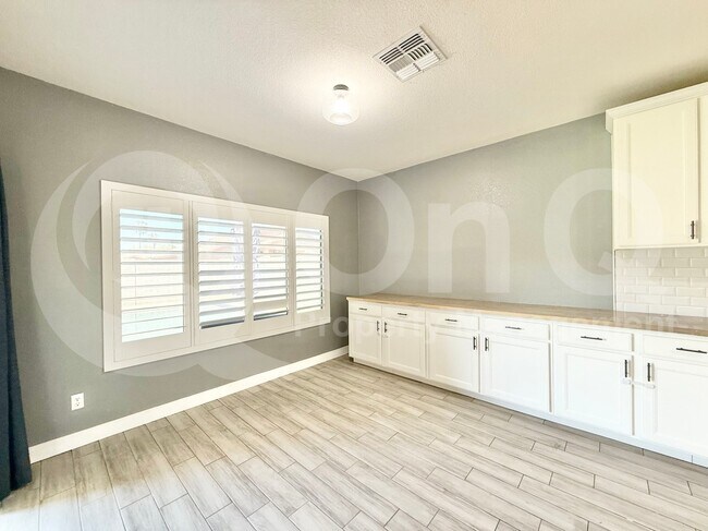 Building Photo - 960 E Chelsea Dr