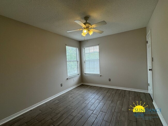 Building Photo - Charming 4-Bedroom Home in Parkwood Place, Bluewater Bay - Cul-de-Sac!