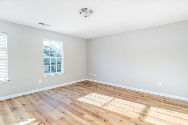 Building Photo - Spacious 5-Bed, 3.5-Bath Residence with 4,003 Sqft, Master on 1st Floor, Elegant Design, & Versat...