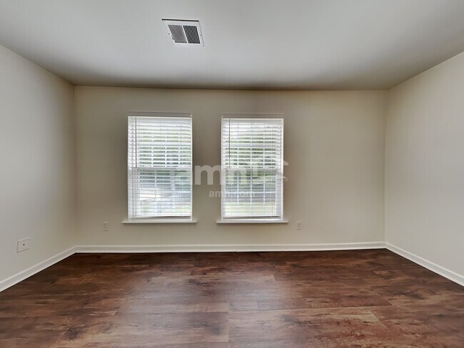 Building Photo - 3439 Silverlake Ct