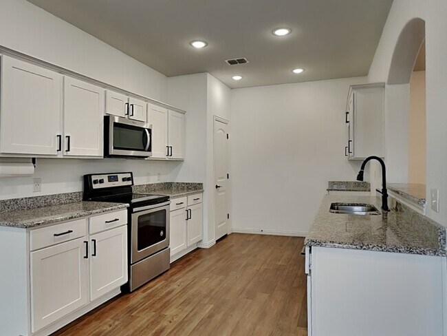 Building Photo - 1548 Woodlake Dr