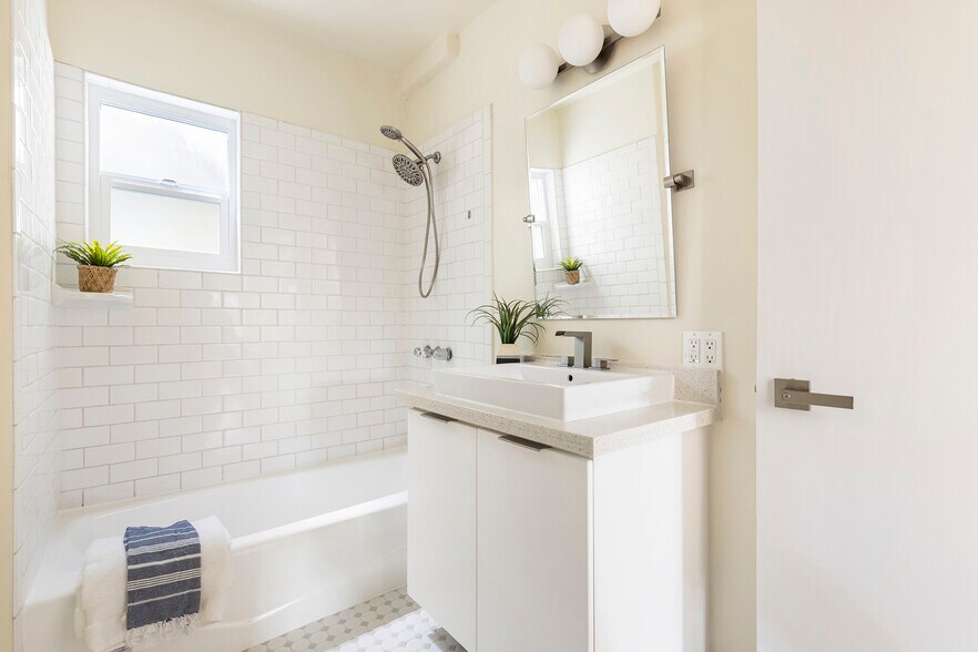 Building Photo - 617 6th Ave