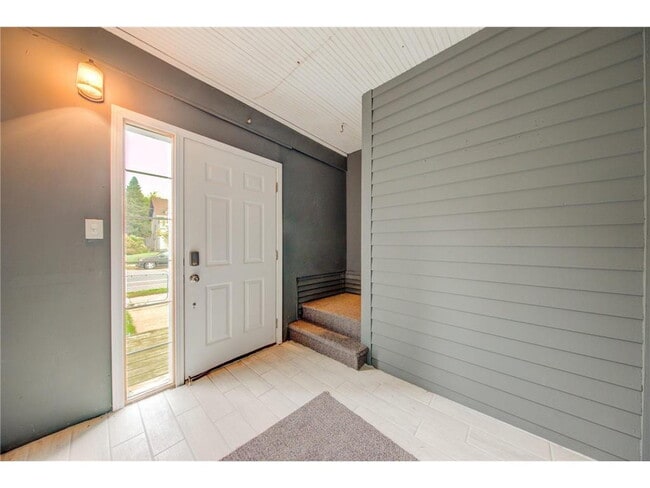 Building Photo - 1 Bed + Extra Room Upper Level Unit in East Harriet Duplex