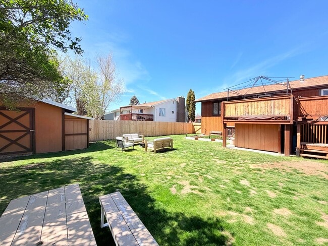 Building Photo - Beautiful Spacious Fox Farm Home