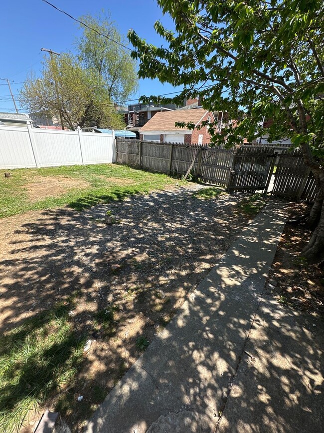Building Photo - 3-bedroom ranch East York.