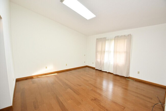 Building Photo - Waterfront Condo in Penn Schools District,...