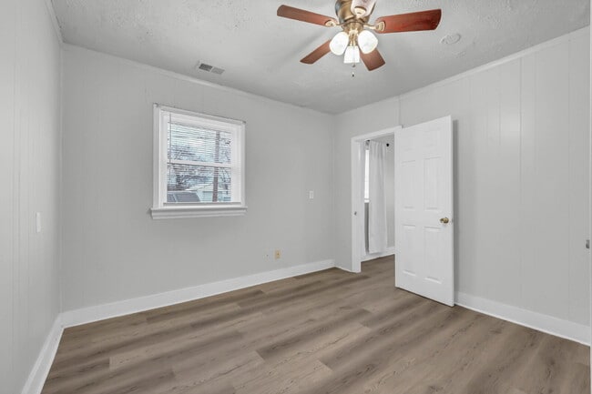 Building Photo - Charming 2-bedroom, 1-bath near downtown Clarksville!