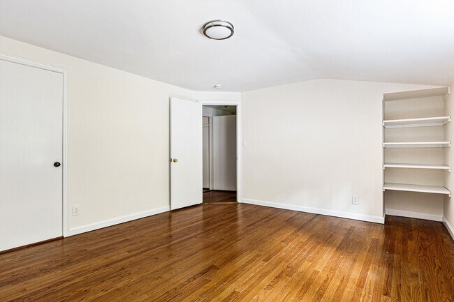 Building Photo - 18 Hemlock Dr